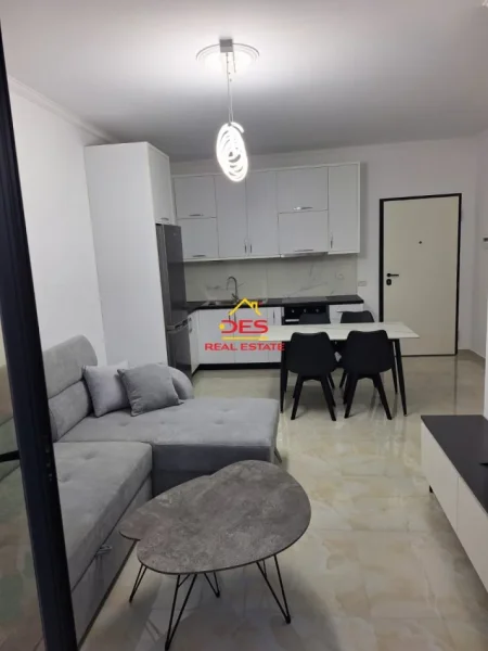 Vlore, jepet me qera apartament 1+1+Ballkon Kati 4, 70 m² 300 € (Rruga Gjergj Kastrioti)