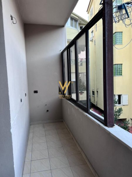 Tirane, jepet me qera apartament 2+1+Ballkon Kati 2, 110 m² 500 € (SELITE)