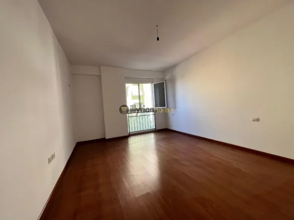 Tirane, jepet me qera apartament 2+1+Ballkon Kati 2, 128 m² 650 € (21 Dhjetori)