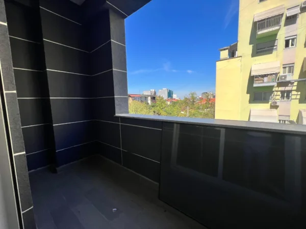 Tirane, jepet me qera apartament 2+1+Ballkon Kati 2, 128 m² 650 € (21 Dhjetori)
