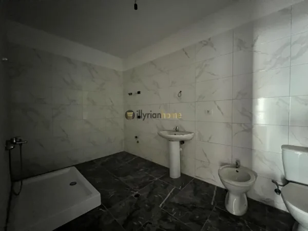 Tirane, jepet me qera apartament 2+1+Ballkon Kati 2, 128 m² 650 € (21 Dhjetori)
