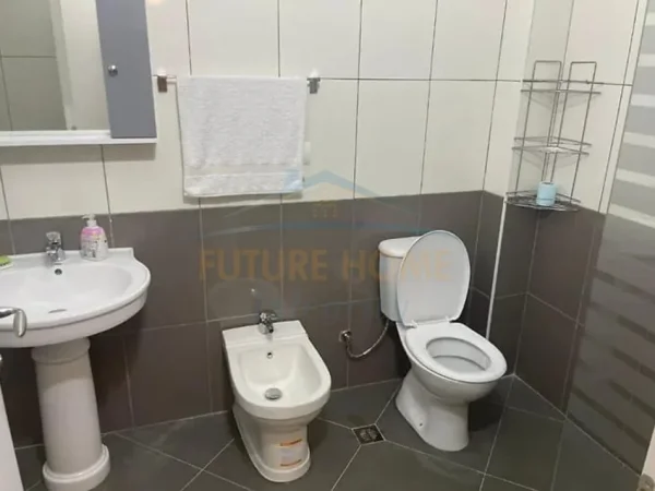 Vlore, jepet me qera apartament 1+1 Kati 2, 64 m² 400 € (VLORE)