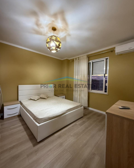 Tirane, jepet me qera apartament 2+1+Ballkon Kati 11, 110 m² 70.000 ALL(Komuna E Parisit)