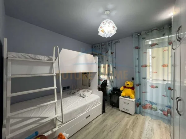 Tirane, shitet apartament 2+1+Ballkon Kati 3, 96 m² 255.000 € (Komuna e Parisit)