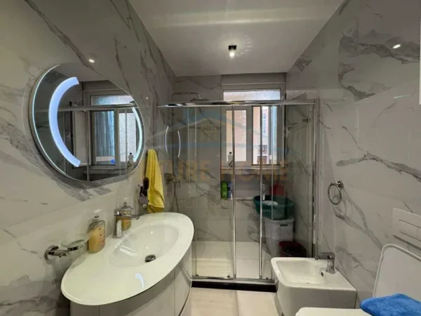 Tirane, shitet apartament 2+1+Ballkon Kati 3, 96 m² 255.000 € (Komuna e Parisit)