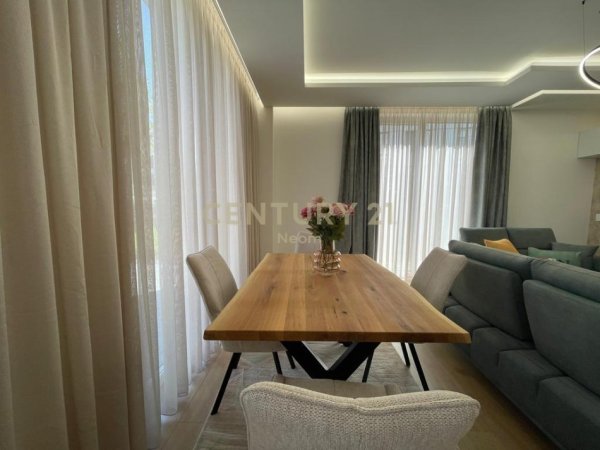 Tirane, jepet me qera apartament 3+1+Aneks+Ballkon Kati 1, 193 m² 2.300 € (Forest Residence)