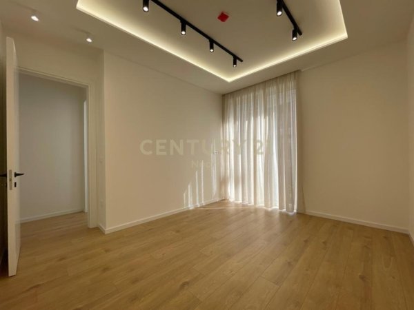 Tirane, jepet me qera apartament 3+1+Aneks+Ballkon Kati 1, 193 m² 2.300 € (Forest Residence)