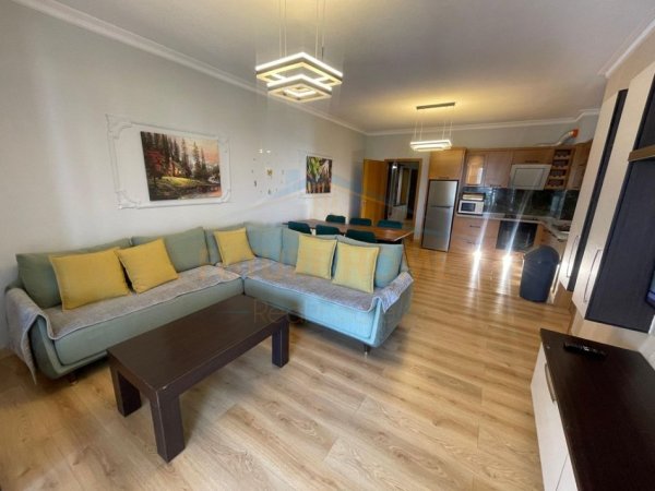 Tirane, jepet me qera apartament 3+1 Kati 4, 132 m² 1.200 € (Liqeni i Thatë, pranë Radisson Collection.)