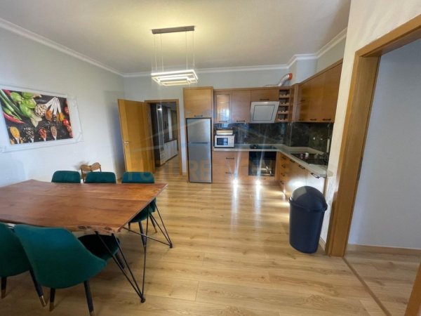 Tirane, jepet me qera apartament 3+1 Kati 4, 132 m² 1.200 € (Liqeni i Thatë, pranë Radisson Collection.)