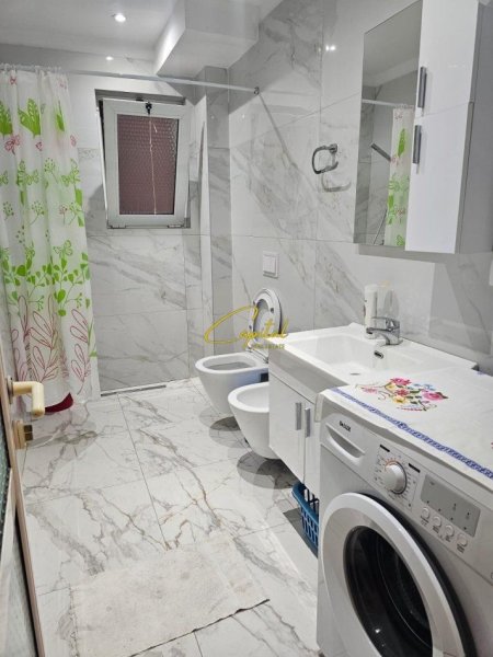 Tirane, jepet me qera apartament 3+1 Kati 4, 90 m² 550 € (BULEVARDI ZOGU I)