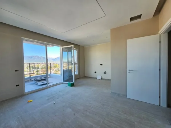 Tirane, shitet apartament 2+1+Ballkon Kati 8, 135.000 € (Univers City QTU)