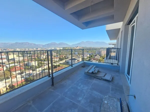 Tirane, shitet apartament 2+1+Ballkon Kati 8, 135.000 € (Univers City QTU)