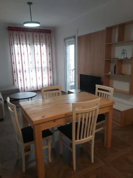 Tirane, jepet me qera apartament 1+1+Aneks+Ballkon Kati 6, 60 m² 450 € (rruga 5 maji)