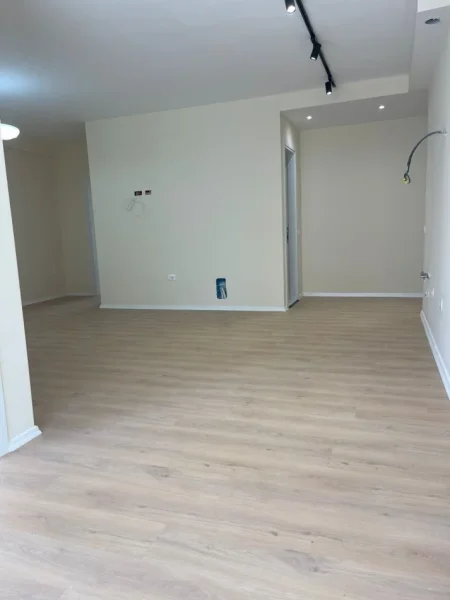 Tirane, jepet me qera zyre Kati 3, 100 m² 550 € 