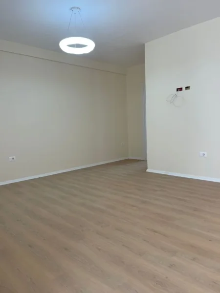 Tirane, jepet me qera zyre Kati 3, 100 m² 550 € 