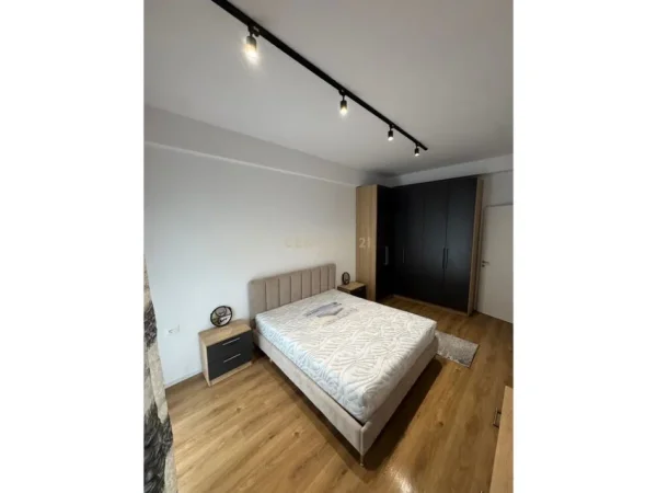 Tirane, jepet me qera apartament 1+1 Kati 7, 60 m² 500 € (Ali Demi)