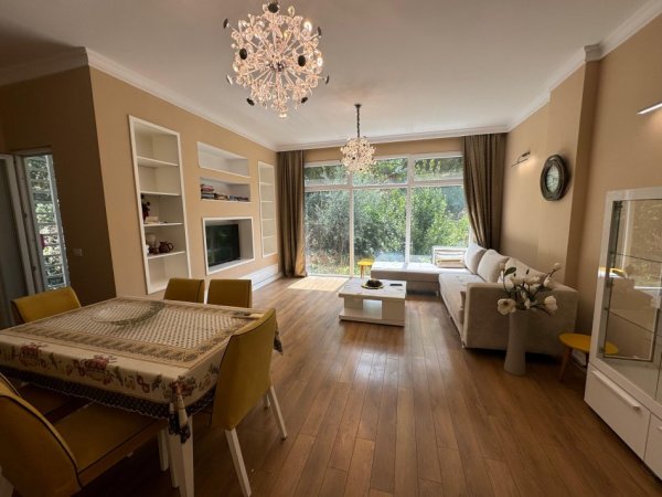 Tirane, jepet me qera apartament 2+1 Kati 3, 110 m² 850 € (Liqeni i thate)