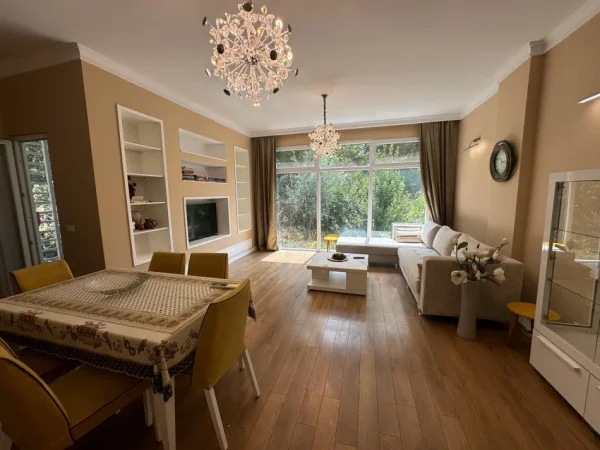 Tirane, jepet me qera apartament 2+1 Kati 3, 110 m² 850 € (Liqeni i thate)