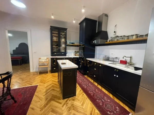 Tirane, shitet apartament 2+1+Ballkon Kati 6, 113 m² 255.000 € (21 Dhjetori)