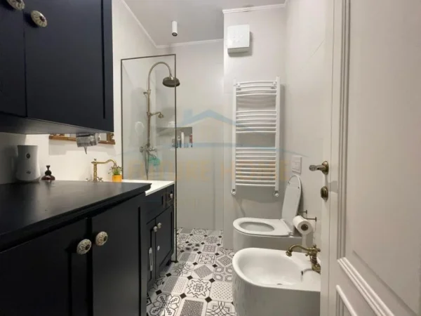 Tirane, shitet apartament 2+1+Ballkon Kati 6, 113 m² 255.000 € (21 Dhjetori)