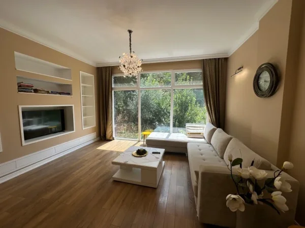 Tirane, jepet me qera apartament 2+1 Kati 3, 110 m² 850 € (Liqeni i thate)