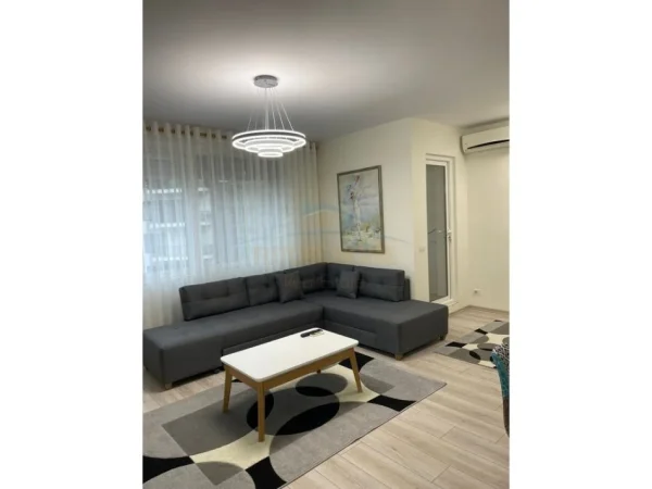 Tirane, jepet me qera apartament 1+1+Ballkon Kati 8, 70 m² 1.000 € (Rruga e Kosovareve)