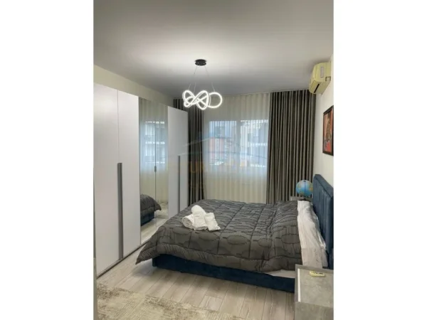 Tirane, jepet me qera apartament 1+1+Ballkon Kati 8, 70 m² 1.000 € (Rruga e Kosovareve)