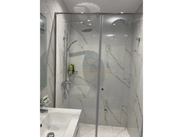 Tirane, jepet me qera apartament 1+1+Ballkon Kati 8, 70 m² 1.000 € (Rruga e Kosovareve)