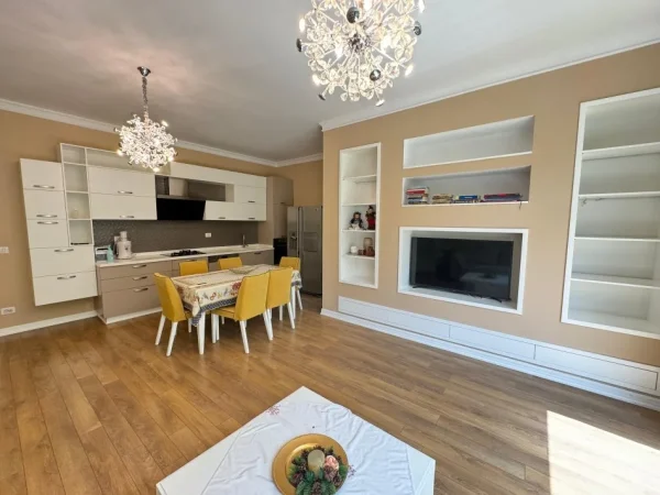 Tirane, jepet me qera apartament 2+1 Kati 3, 110 m² 850 € (Liqeni i thate)