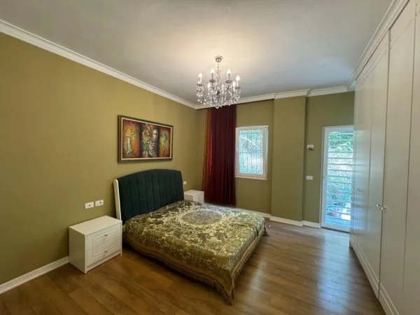 Tirane, jepet me qera apartament 2+1 Kati 3, 110 m² 850 € (Liqeni i thate)