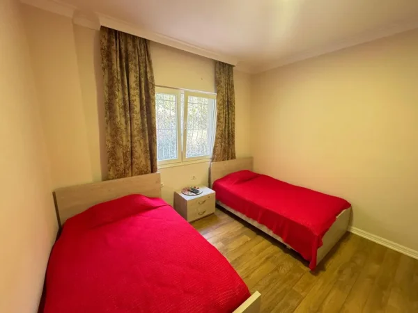 Tirane, jepet me qera apartament 2+1 Kati 3, 110 m² 850 € (Liqeni i thate)