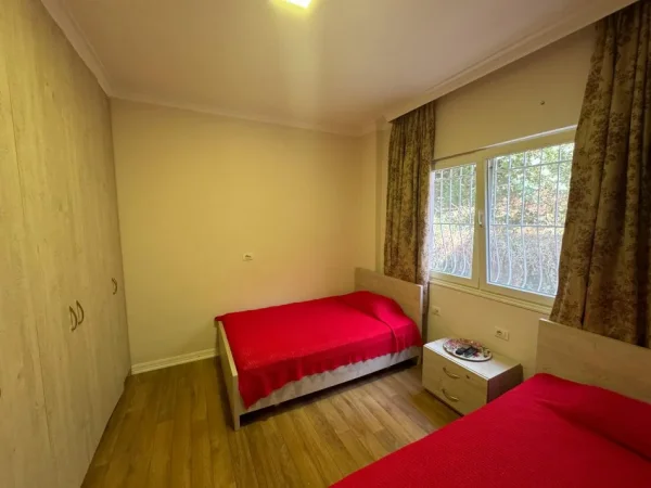 Tirane, jepet me qera apartament 2+1 Kati 3, 110 m² 850 € (Liqeni i thate)