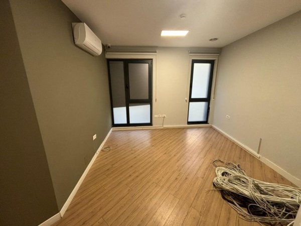 Tirane, jepet me qera ambjent biznesi Kati 2, 315 m² 4.600 € (Rruga Bardhok Biba, prane Rruges se Barrikadave)