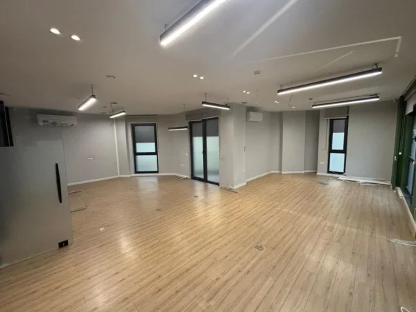 Tirane, jepet me qera ambjent biznesi Kati 2, 315 m² 4.600 € (Rruga Bardhok Biba, prane Rruges se Barrikadave)