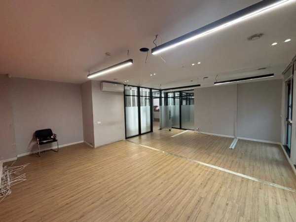 Tirane, jepet me qera ambjent biznesi Kati 2, 315 m² 4.600 € (Rruga Bardhok Biba, prane Rruges se Barrikadave)