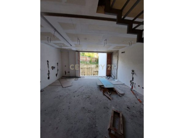 Tirane, shitet apartament duplex Dublex , 119 m² 250.000 € (Farke)