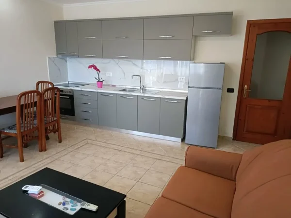 Tirane, jepet me qera apartament duplex 2+1 Kati 2, 550 €