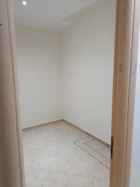 Tirane, jepet me qera apartament duplex 2+1 Kati 2, 550 €