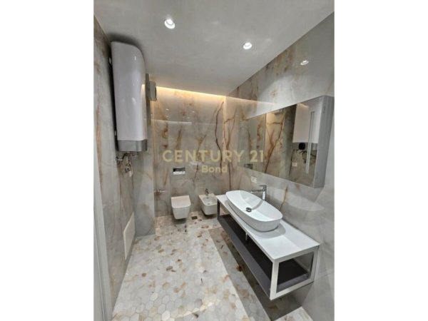 Tirane, shitet apartament 2+1+Ballkon Kati 8, 137 m² 205.500 € (Ali Demi)