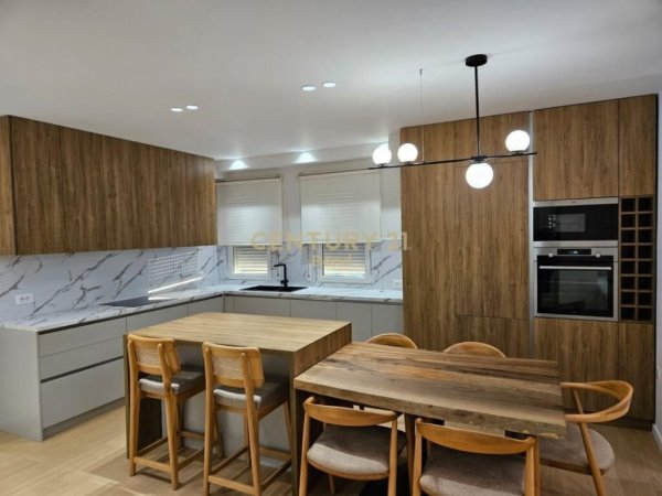 Tirane, shitet apartament 2+1+Ballkon Kati 8, 137 m² 205.500 € (Ali Demi)