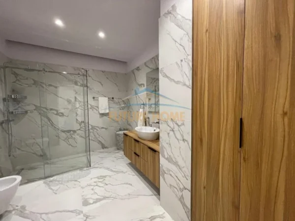 Tirane, jepet me qera apartament 2+1+Ballkon Kati 0, 125 m² 1.400 € (Hotel Radisson)