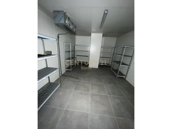 Tirane, jepet me qera magazine Kati 0, 1.200 m² 8.000 € (Kthesa e Kamzes)