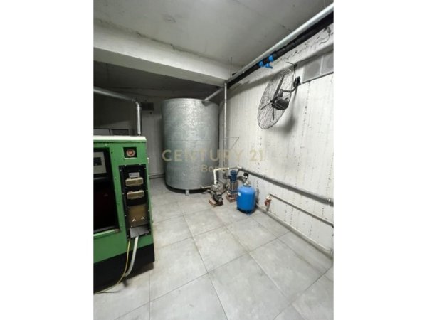 Tirane, jepet me qera magazine Kati 0, 1.200 m² 8.000 € (Kthesa e Kamzes)