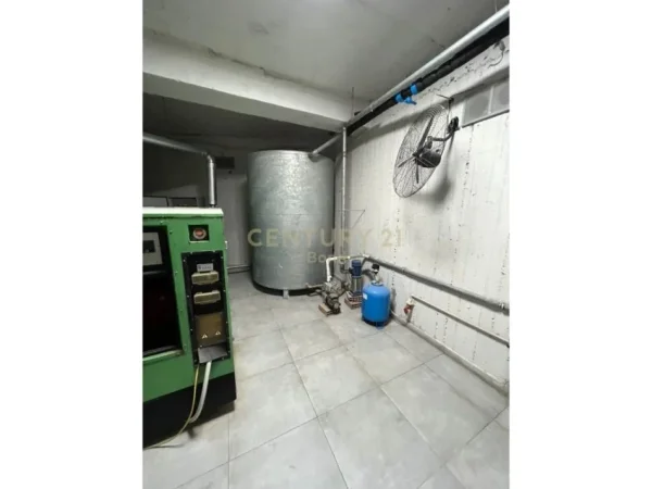 Tirane, jepet me qera magazine Kati 0, 1.200 m² 6.000 € (Kthesa e Kamzes)