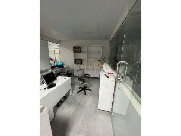 Tirane, jepet me qera magazine Kati 0, 1.200 m² 8.000 € (Kthesa e Kamzes)