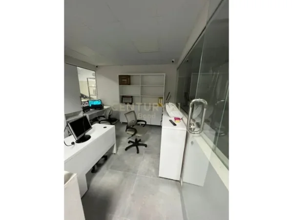 Tirane, jepet me qera magazine Kati 0, 1.200 m² 6.000 € (Kthesa e Kamzes)