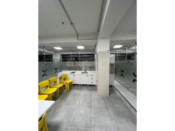 Tirane, jepet me qera magazine Kati 0, 1.200 m² 8.000 € (Kthesa e Kamzes)