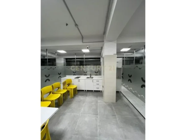 Tirane, jepet me qera magazine Kati 0, 1.200 m² 6.000 € (Kthesa e Kamzes)