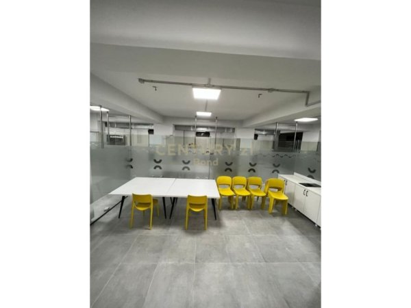 Tirane, jepet me qera magazine Kati 0, 1.200 m² 8.000 € (Kthesa e Kamzes)