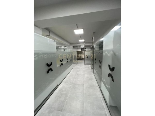 Tirane, jepet me qera magazine Kati 0, 1.200 m² 8.000 € (Kthesa e Kamzes)